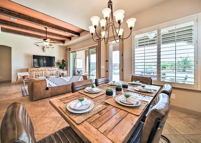 Resort-style Pool & Spa: Upscale Goodyear Holiday home Liberty
