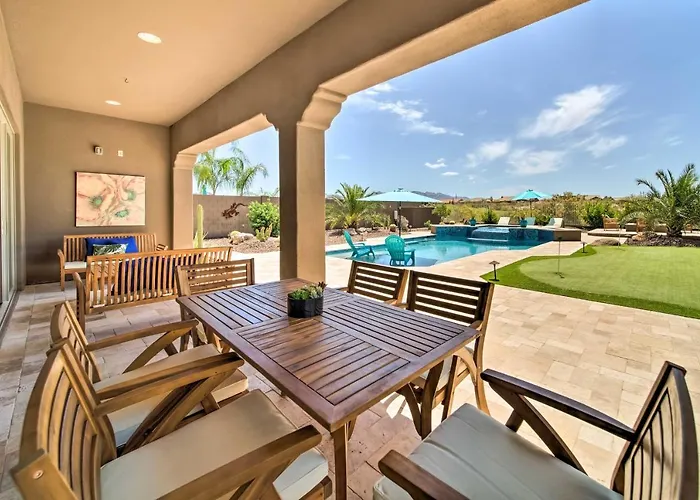 Resort-style Pool & Spa: Upscale Goodyear Holiday home Liberty