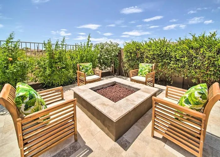 Resort-style Pool & Spa: Upscale Goodyear Holiday home Liberty
