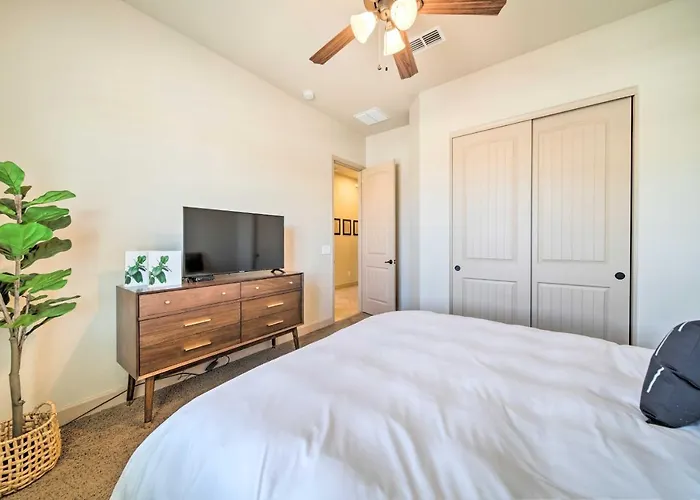 Holiday home Resort-style Pool & Spa: Upscale Goodyear Liberty