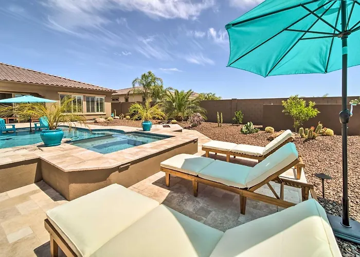 Resort-style Pool & Spa: Upscale Goodyear Holiday home